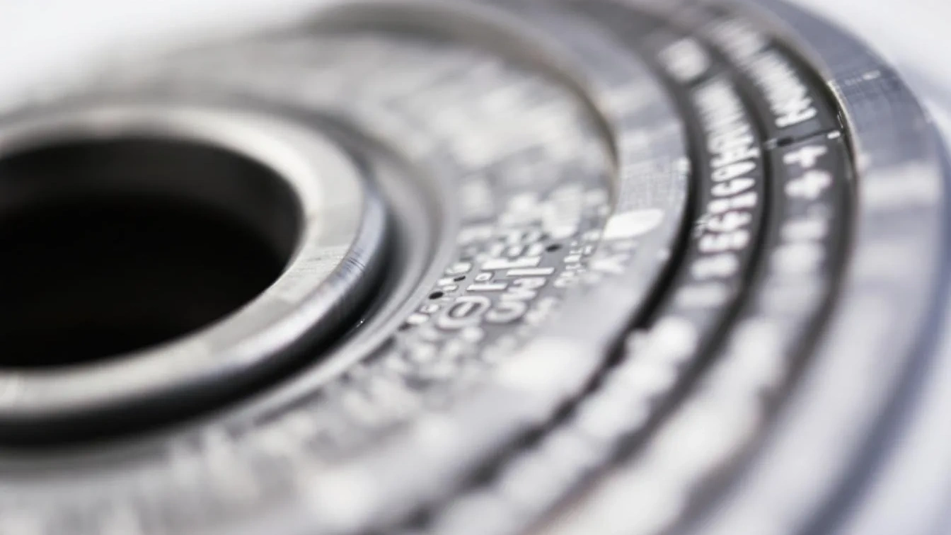 Sklouzává vám háček z tyče v koupelně? Tento geniální trik s gumičkou ho udrží na místě navždy